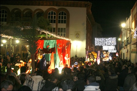 Los Reyes Magos de oriente tomaron las calles de Argamasilla de Calatrava ante un público muy numeroso que les recibió con gran ilusión