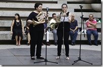 Actuación del Dúo de Trompas compuesto por la profesora Inés Cascado y la alumna de la Escuela de Música 'Juan Cañadas' Esther Cano