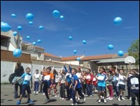 Los niños y niñas de Argamasilla de Calatrava muestran su solidaridad con la carrera solidaria “Gotas para Niger y una suelta de globos