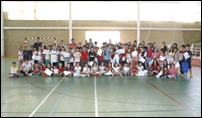 09 En Argamasilla de Calatrava 180 niños recogen sus diplomas como participantes en las escuelas deportivas de verano durante el acto de clausura