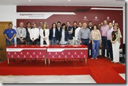 20150507 Imagen de familia de los empresarios asistentes a la puesta de largo de la AsociaciÃ³n, con la alcaldesa y la concejala de PromociÃ³n EconÃ³mica
