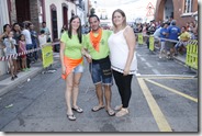 20160916 Estela Céspedes junto a los peñeros en el encendido de la traca final de fiestas