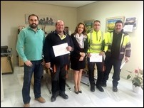 20161116 Los trabajadores%2c junto a Monroy y Ruiz%2c con sus diplomas