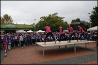 20161130 Los corredores previamente a la salida recibieron una clase de zumba
