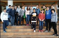 20170318 Los jóvenes estudiantes%2c a las puertas de la Escuela Superior de Informática