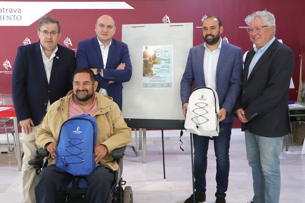 La imagen tiene un atributo ALT vacío; su nombre de archivo es Posado-junto-al-cartel-y-con-las-mochilas-que-se-entregaran-a-los-participantes-1024x683.jpg